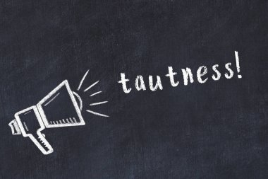 Hoparlörlerin tebeşir çizimi ve siyah masanın üzerindeki el yazması gerginlik