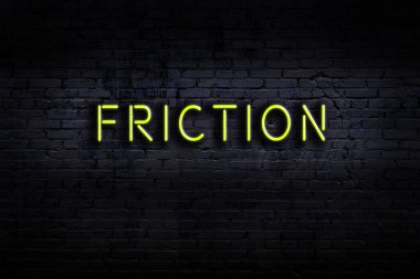 Geceleri duvarda neon levhası var. Yazı sürtünmesi