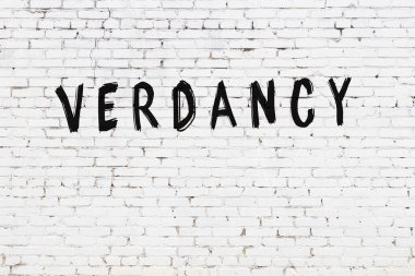 Yazılı beyaz tuğla duvar, el yazısıyla siyah boya.