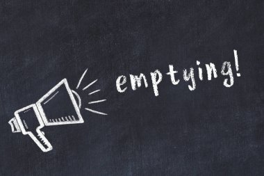 Hoparlörün tebeşir çizimi ve siyah masaya boşaltılmış el yazısı.