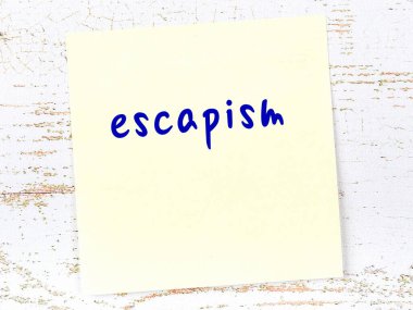 Tahta duvardaki sarı yapışkan notta el yazısıyla yazılmış kaçamaklar var.