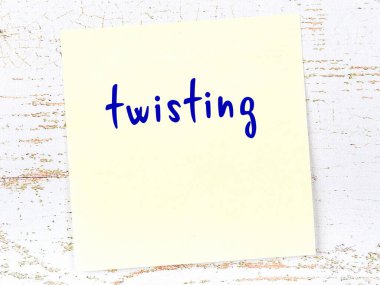 Kıvırma hakkında hatırlatma kavramı. Tahta duvarda üzerinde yazı olan sarı yapışkan kağıt.