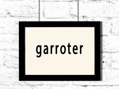 Beyaz tuğla duvarda asılı siyah ahşap çerçeve. 