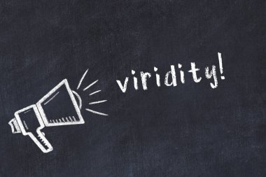 Hoparlörün tebeşir çizimi ve siyah masanın üzerine el yazısıyla yazması erkeklik.