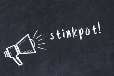 Hoparlörlerin tebeşir çizimi ve el yazısıyla yazılmış yazılar siyah masanın üzerine kokuşmuş.