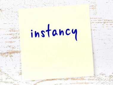 Anlık olayları hatırlatma kavramı. Tahta duvarda üzerinde yazı olan sarı yapışkan kağıt.