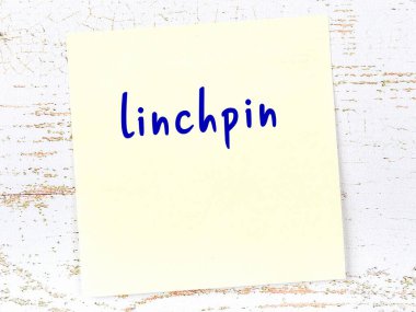 Tahta duvardaki sarı yapışkan notta el yazısıyla yazılmış kilit nokta var.