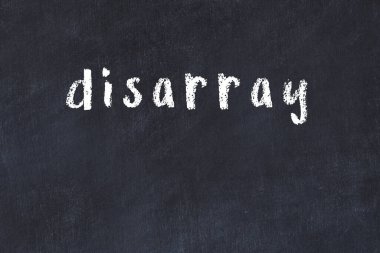 Üzerinde el yazısıyla yazılmış yazı dizilimi olan üniversite yazı tahtası.