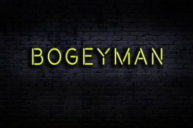 Geceleri duvarda neon levhası var. Yazılı öcü.