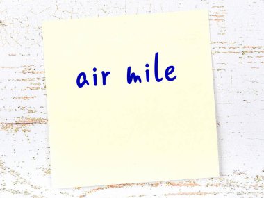 Tahta duvardaki sarı yapışkan notta el yazısıyla yazılmış hava mili.