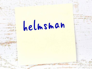 Dümenciyi hatırlatma anlayışı. Tahta duvarda üzerinde yazı olan sarı yapışkan kağıt.