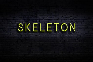 Geceleri duvarda neon levhası var. Yazı iskeleti