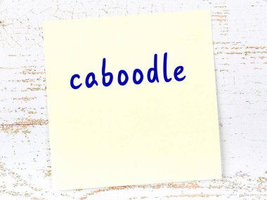 Komplo hakkında hatırlatma kavramı. Tahta duvarda üzerinde yazı olan sarı yapışkan kağıt.