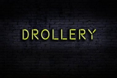 Geceleri duvarda neon levhası var. Yazı masası