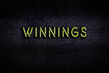 Duvara yazı kazanımları yazılı neon levhası. Gece görünümü