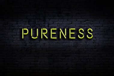 Geceleri duvarda neon levhası var. Yazıt saflığı