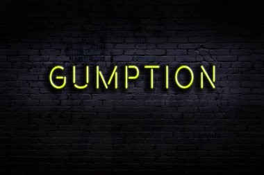 Geceleri duvarda neon levhası var. Yazı karakteri