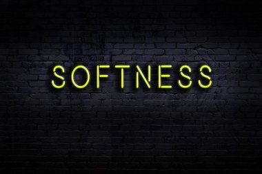 Geceleri duvarda neon levhası var. Yazı yumuşaklığı