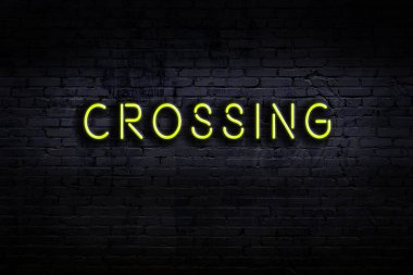 Geceleri duvarda neon levhası var. Yazı geçişi