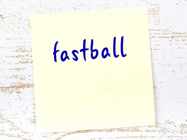 高速ボールについての注意の概念 木製の壁に紙の黄色の粘着シート碑文 — ストック写真