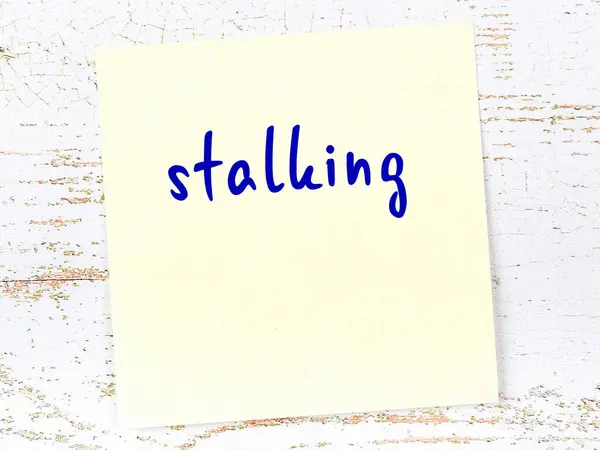 Żółta Lepka Nuta Drewnianej Ścianie Ręcznie Napisanym Napisem Stalking — Zdjęcie stockowe