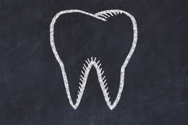 黒ボード上の人間の歯のチョーク図面 — ストック写真