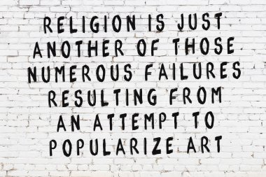 Beyaz tuğla duvar ve bilgece alıntıların yazılı olduğu siyah yazı.