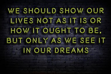 Tuğla duvardaki bilgece alıntıların neon yazıları üzerine gece görüşü