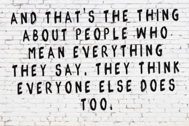 Beyaz tuğla duvar ve bilgece alıntıların yazılı olduğu siyah yazı.