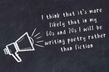 Bir hoparlörün tebeşir çizimi ve siyah karatahtaya el yazısıyla yazılmış alıntılar