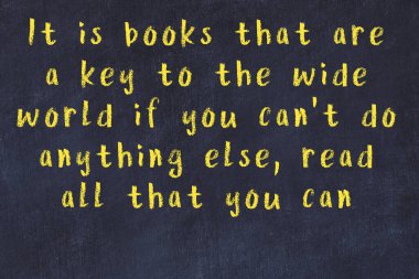 Bilgece motive edici el yazısı tebeşirle yazılmış siyah karatahta