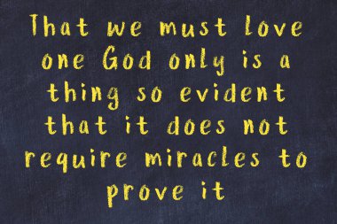 Siyah masa üzerine tebeşirle yazılmış zekice bir söz.