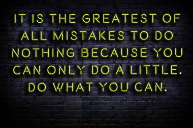 Tuğla duvardaki bilgece alıntıların neon yazıları üzerine gece görüşü