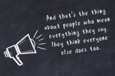 Bilge motivasyonel yazıtlı siyah karatahtaya hoparlör çizimi