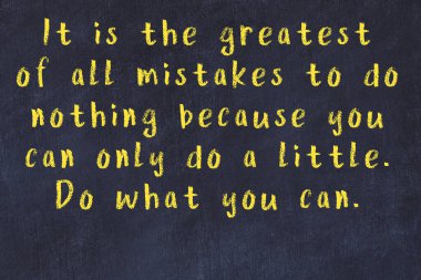 Bilgece motive edici el yazısı tebeşirle yazılmış siyah karatahta