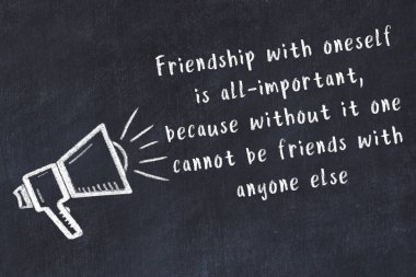 Bilge motivasyonel yazıtlı siyah karatahtaya hoparlör çizimi