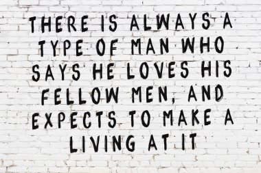 Beyaz tuğla duvar ve bilgece alıntıların yazılı olduğu siyah yazı.