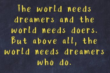 Siyah tahta üzerine akıllı alıntıların el yazması tebeşir yazısı