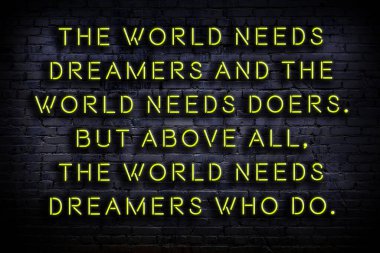 Tuğla duvardaki bilgece alıntıların neon yazıları üzerine gece görüşü