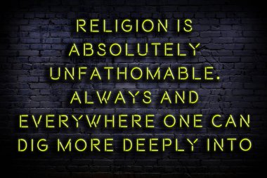 Tuğla duvardaki ışıklı neon tabela olarak bilgece alıntı