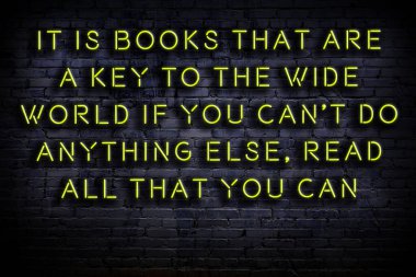 Tuğla duvardaki ışıklı neon tabela olarak bilgece alıntı