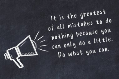 Bir hoparlörün tebeşir çizimi ve siyah karatahtaya el yazısıyla yazılmış alıntılar