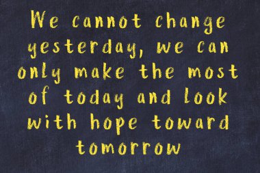 Bilgece motive edici el yazısı tebeşirle yazılmış siyah karatahta