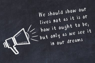 Bilge motivasyonel yazıtlı siyah karatahtaya hoparlör çizimi