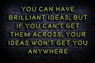 Tuğla duvardaki bilgece alıntıların neon yazıları üzerine gece görüşü