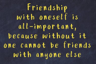 Siyah masa üzerine tebeşirle yazılmış zekice bir söz.