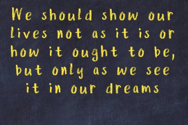 Siyah tahta üzerine akıllı alıntıların el yazması tebeşir yazısı