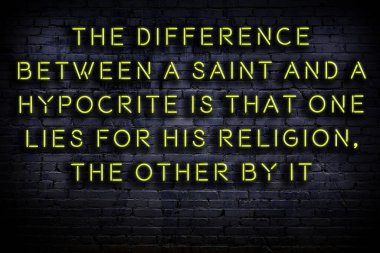 Zekice ve motive edici bir alıntı. Karanlıkta duvarda neon levhası