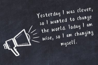 Bir hoparlörün tebeşir çizimi ve siyah karatahtaya el yazısıyla yazılmış alıntılar