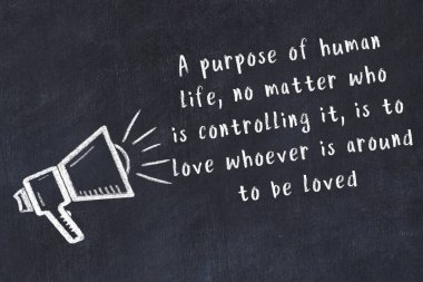 Bir hoparlörün tebeşir çizimi ve siyah karatahtaya el yazısıyla yazılmış alıntılar